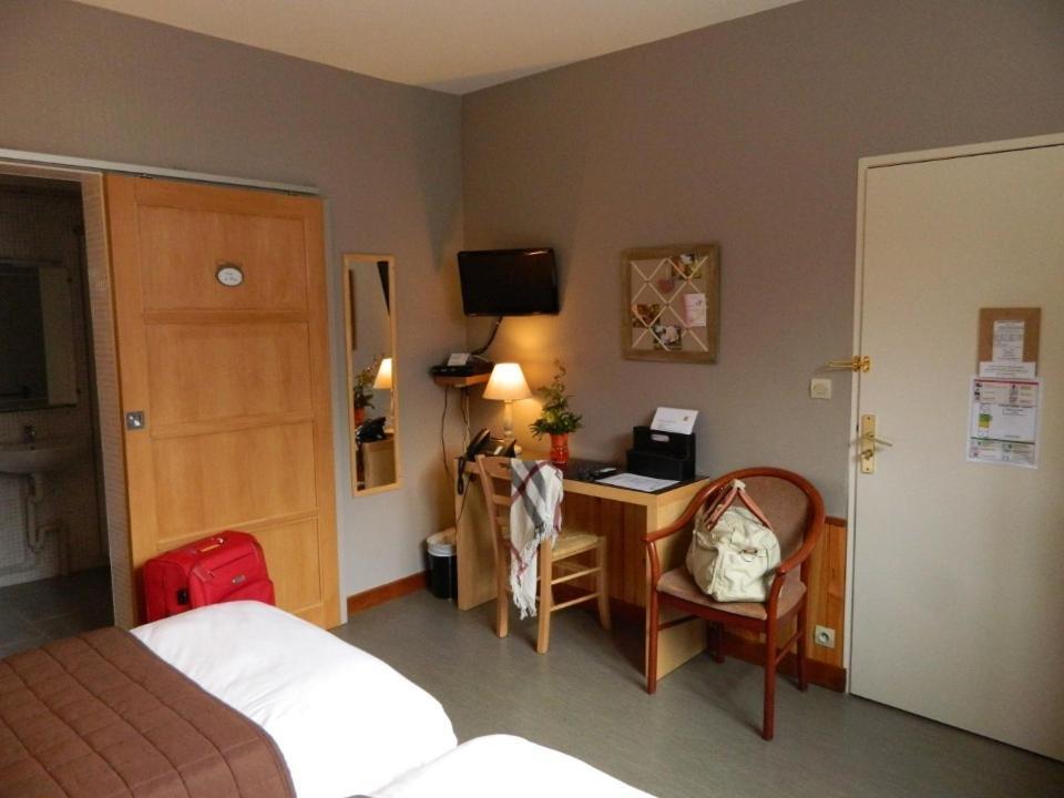 Logis - Auberge Du Colombier Guînes Szoba fotó
